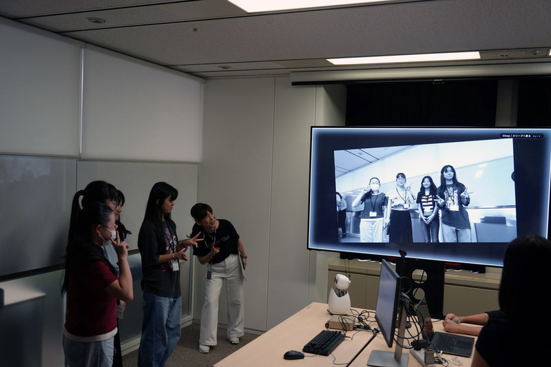 参加者がポーズをとって写真を撮影