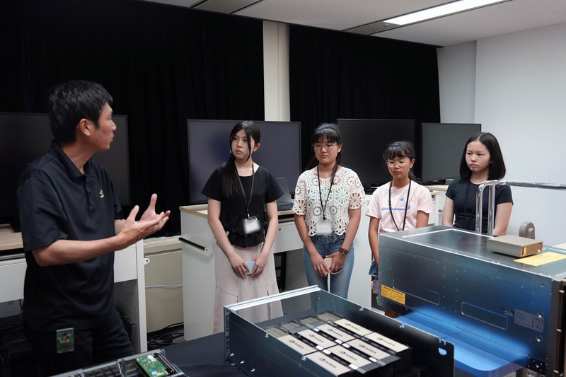 生成AIなどの開発や学習に利用されるAIスパコン「DGX H100」についての説明コーナー。DGX H100の中身を見ながらわかりやすく解説