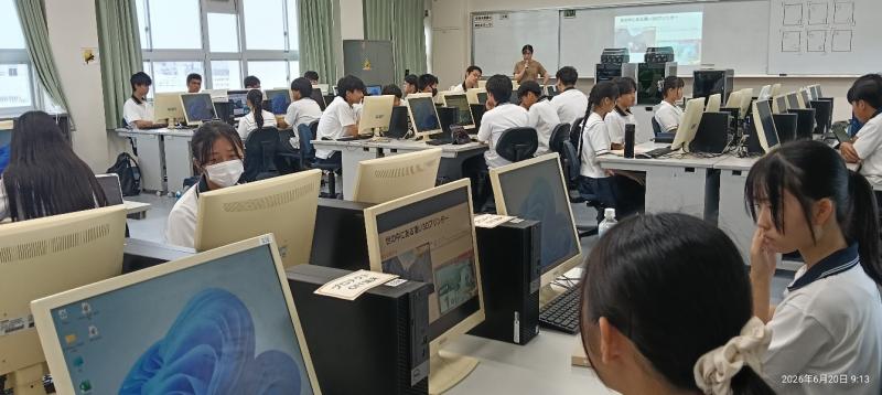 大学院環境生命自然科学研究科 博士前期課程2年の平井愛唯奈さんが、高校生に目線を合わせてレクチャー（写真提供：岡山芳泉高等学校、Mosademy、岡山大学）
