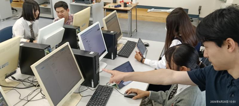 モデリングに挑む生徒たちを個別指導する学生サポーター（写真提供：岡山芳泉高等学校、Mosademy、岡山大学）