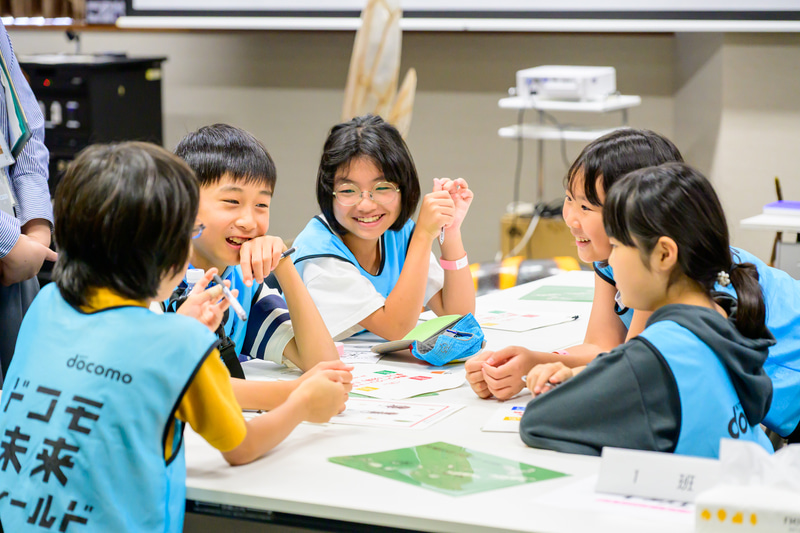 個人でじっくりと観察・分類を行い、その後グループで討議