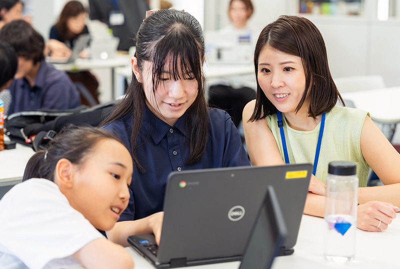 仲間のロードマップを見ている様子