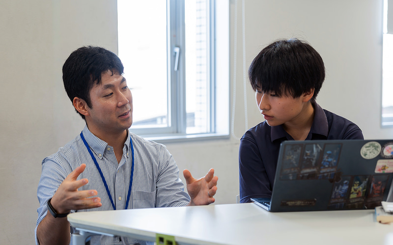 質問に対する回答をサポーターから聞く生徒