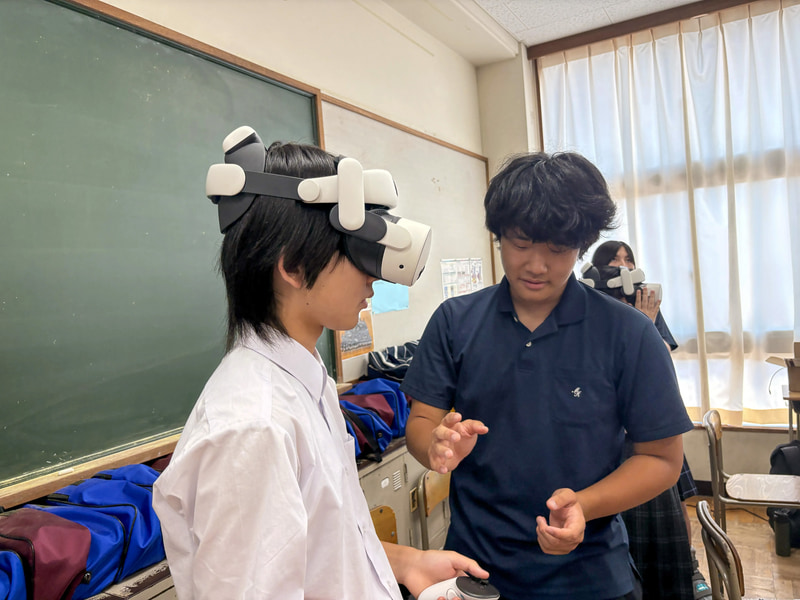 デジタルアーカイブで作成した3D空間をオープンキャンパスの来校者に説明
