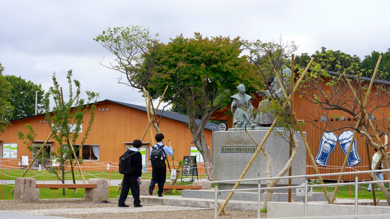 水戸市の千波公園にある複合施設「好文テラス」で3Dスキャンをする生徒