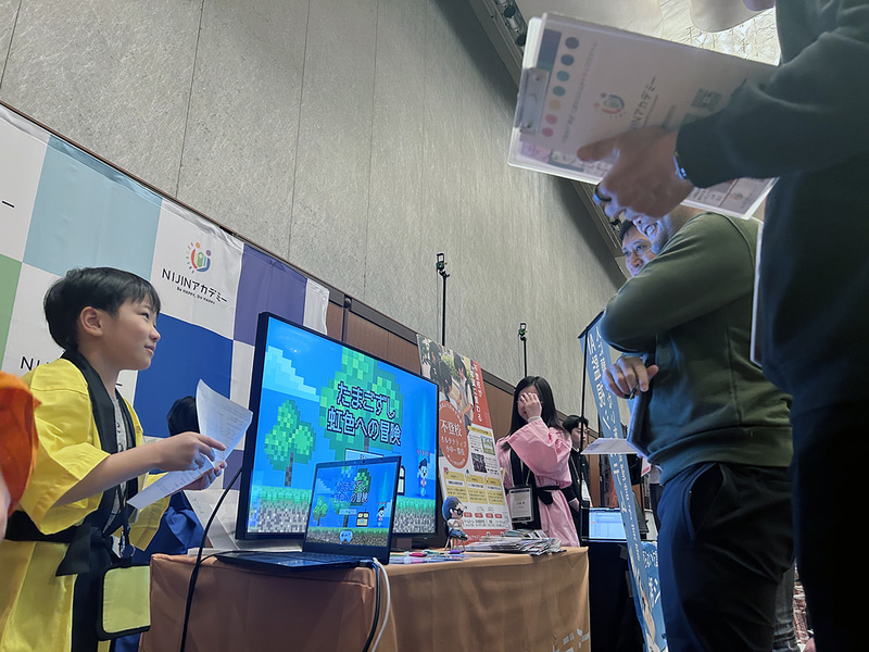 ICCサミット FUKUOKA 2025でブースに立つNIJINアカデミーの生徒