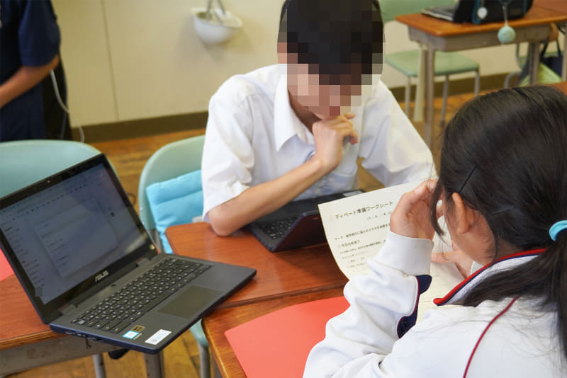 ChatGPTを審判役にして、ディベートを行う生徒たち。相模原市立中野中学校にて（撮影：編集部、以下同じく）