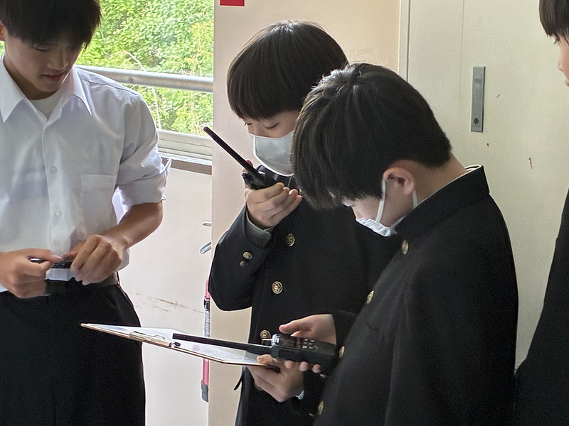 無線機を使った授業の様子（出典：アイコム株式会社、以下同じく）