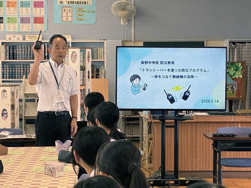 トランシーバーを手に授業を行う、埼玉県行田市立長野中学校校長 安藤秀一氏