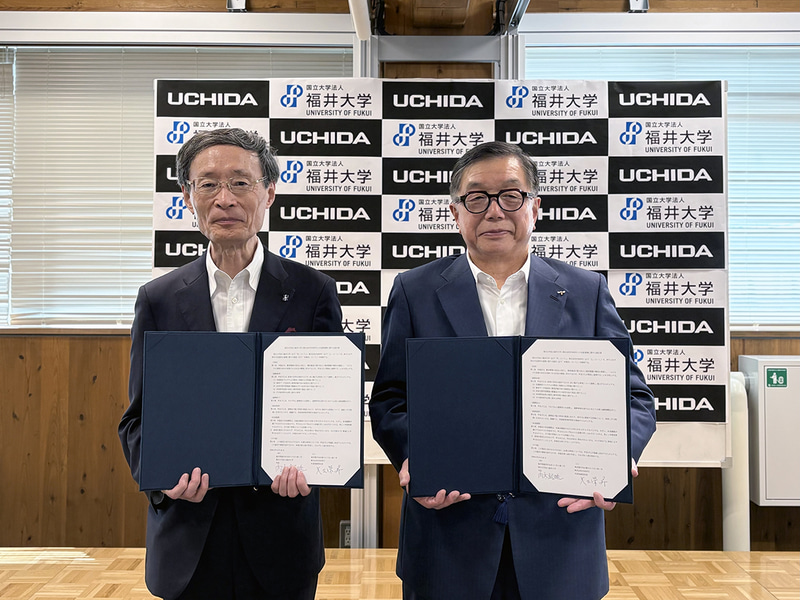包括連携協定の締結式に出席した福井大学長の内木宏延氏と内田洋行代表取締役社長の大久保 昇氏（出典：株式会社内田洋行、以下同じく）