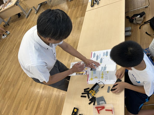 異なる学年の児童生徒が協力してロボットを製作