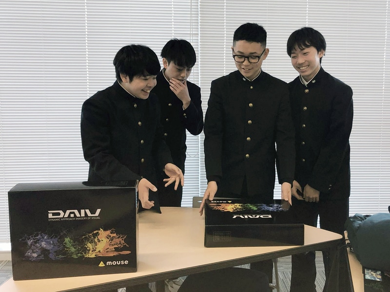生徒たちのもとに協賛機材が到着！