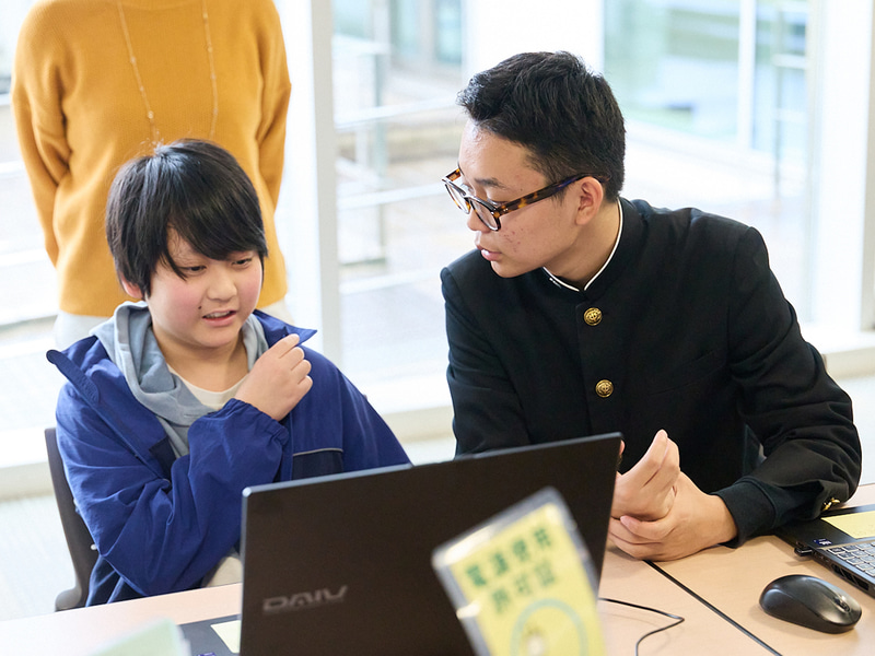 協賛機材を活用したワークショップを実施。岸中学校を卒業した理科部デジタルクリエイティブ科の生徒たちが講師となり、子供たちをサポート
