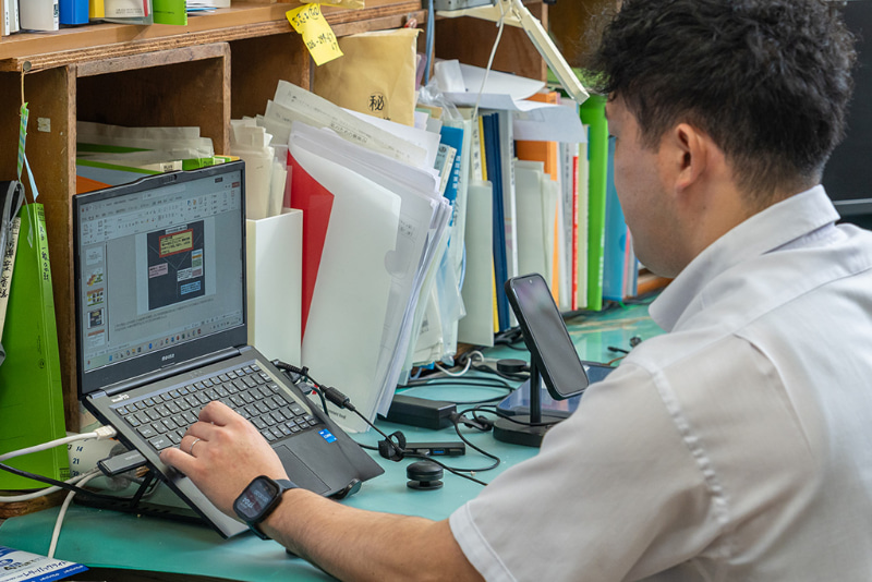 中学校の本格利用はこれから。座談会後、MousePro C4を試用する齋藤先生