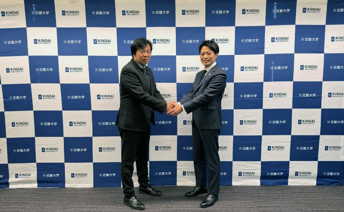 近畿大学長の松村 到氏（左）と、グーグル・クラウド・ジャパン合同会社 執行役員の和泉綾志氏（右）（出典：学校法人近畿大学）