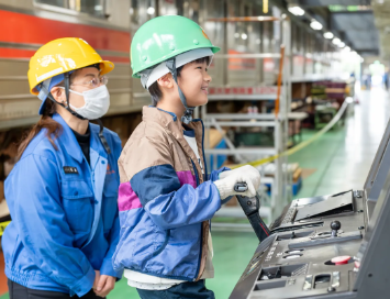 運転シミュレータや電車のドア開閉・車内放送などを体験（東急テクノシステム）