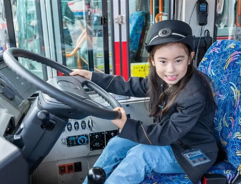 バス運転席での記念撮影や整備工場を見学（東急バス）