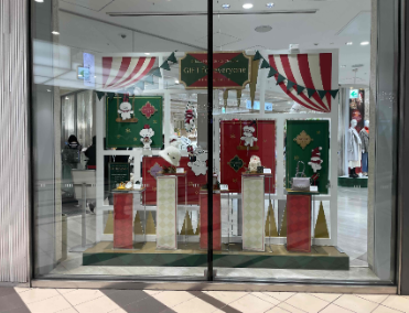 実際の商品を使ってクリスマスギフトのディスプレイづくりに挑戦（東急百貨店）