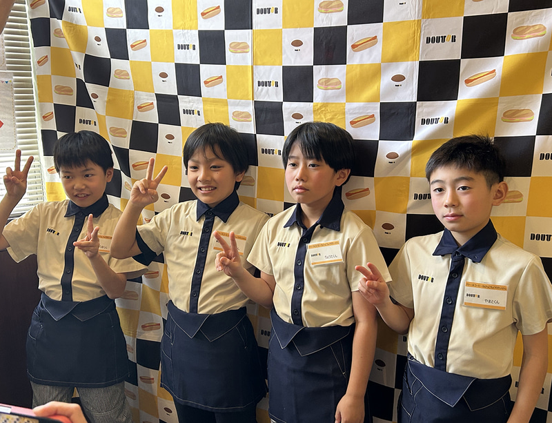 制服を着て喫茶店のメニューづくりを体験（東急グルメフロント）