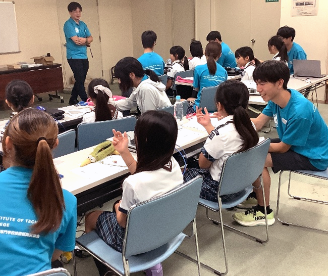 指を使って2進数の数え方を学ぶ参加者
