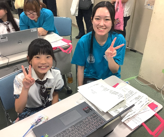 完成を喜ぶ参加者と学生アシスタント