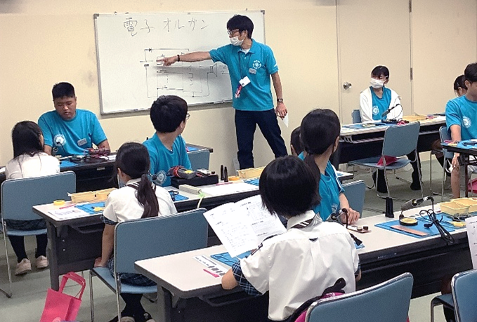 電子回路と2進数について学ぶ参加者