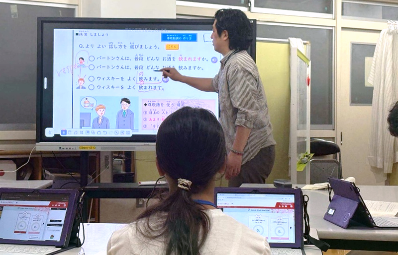 荒川区立第九中学校 夜間学級での日本語授業の様子（出典：株式会社すららネット、以下同じく）