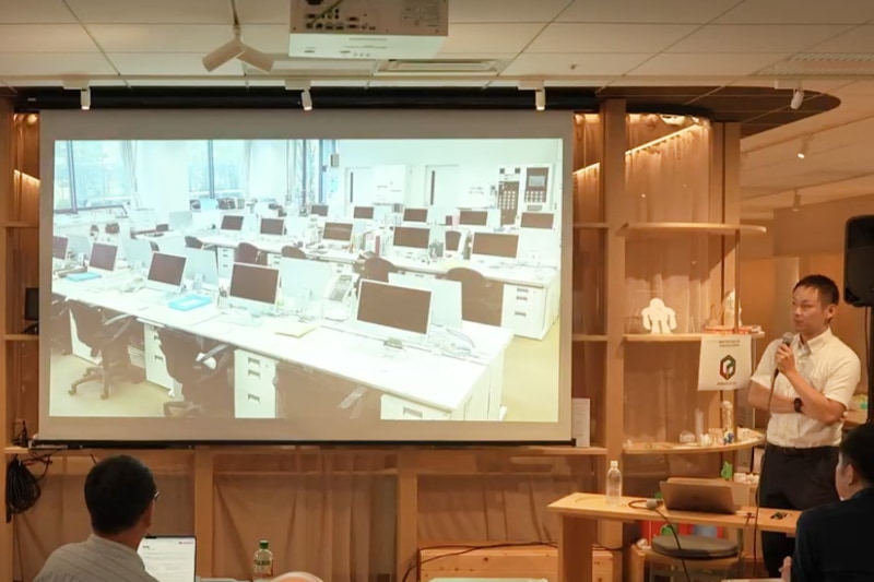 関西大学初等部の職員室。各席にはiMacが配備されており、教員はそれとは別にMacBookとiPadを持ち歩く。堀氏は2013年の着任までMacを触ったことがなく、当初は心理的なハードルが高かったと振り返る