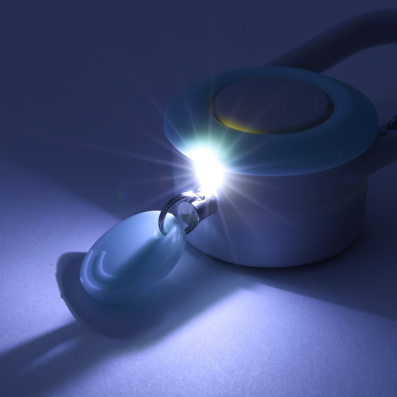 夜道で手元を照らせる高輝度LEDライト（白色）を搭載