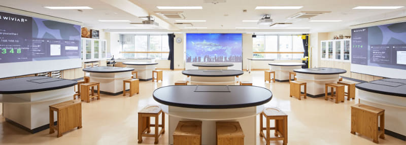 附属義務教育学校に設置された未来型理科教室の「楪（ゆずりは）」（写真提供：株式会社内田洋行）