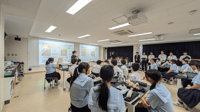 授業を受ける生徒の様子