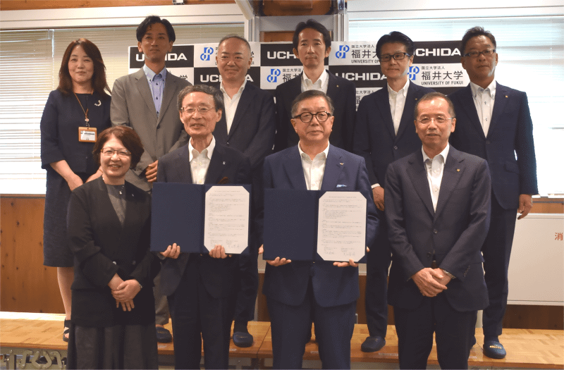 前列左より、福井大学 理事(教育、ダイバーシティ担当)/副学長 澁谷政子氏、福井大学長 内木宏延氏、株式会社内田洋行 代表取締役社長 大久保 昇氏、同 執行役員 教育総合研究所 所長 伊藤博康氏。後列左より、福井大学教育学部 附属義務教育学校長 水野涼子氏、同 副学部長/附属学園長 山田孝禎氏、同 教育学部長 橋本康弘氏、株式会社内田洋行 教育ICT事業部 事業部長 保木浩一氏、同 教育総合研究所 アセスメントテクノロジー推進部 部長 佐藤喜信氏、同 教育ICT事業部 西日本営業部 部長 中西隆司氏