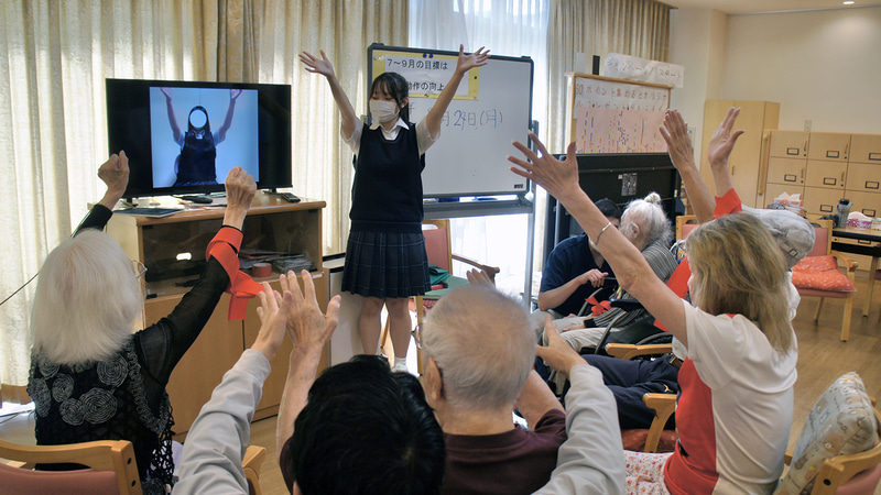 株式会社ニチイ学館が、同社が運営する通所介護施設「ニチイケアセンター中野」において、新渡戸文化高等学校の生徒が考案したレクリエーション企画を実践（出典：株式会社ニチイ学館、以下同じく）