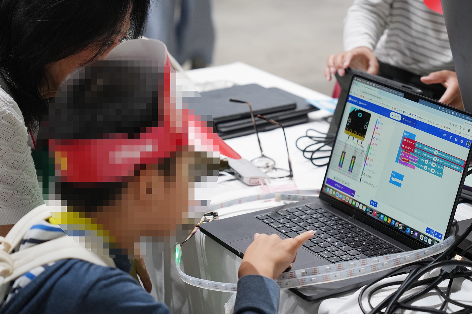 真剣な表情でmicro:bitのプログラミングに夢中