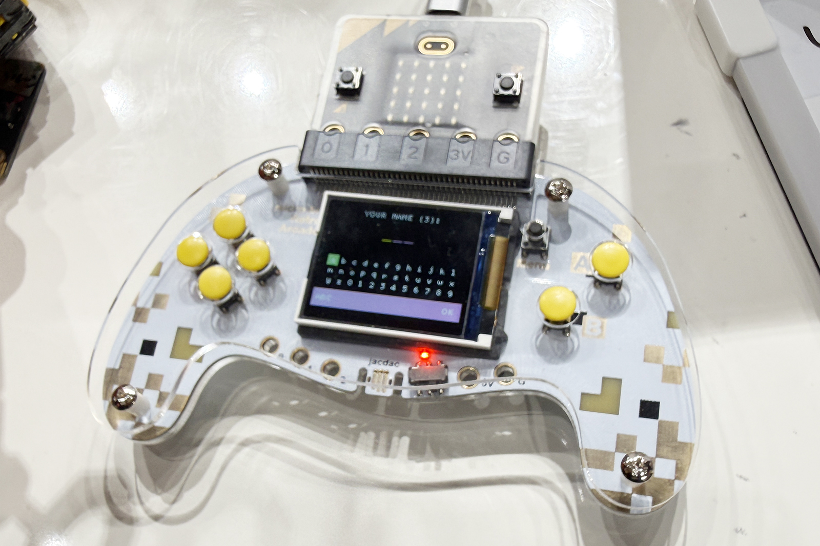 バイブコーディングで作ったシューティングゲーム。micro:bitをつないだコントローラーで遊べる