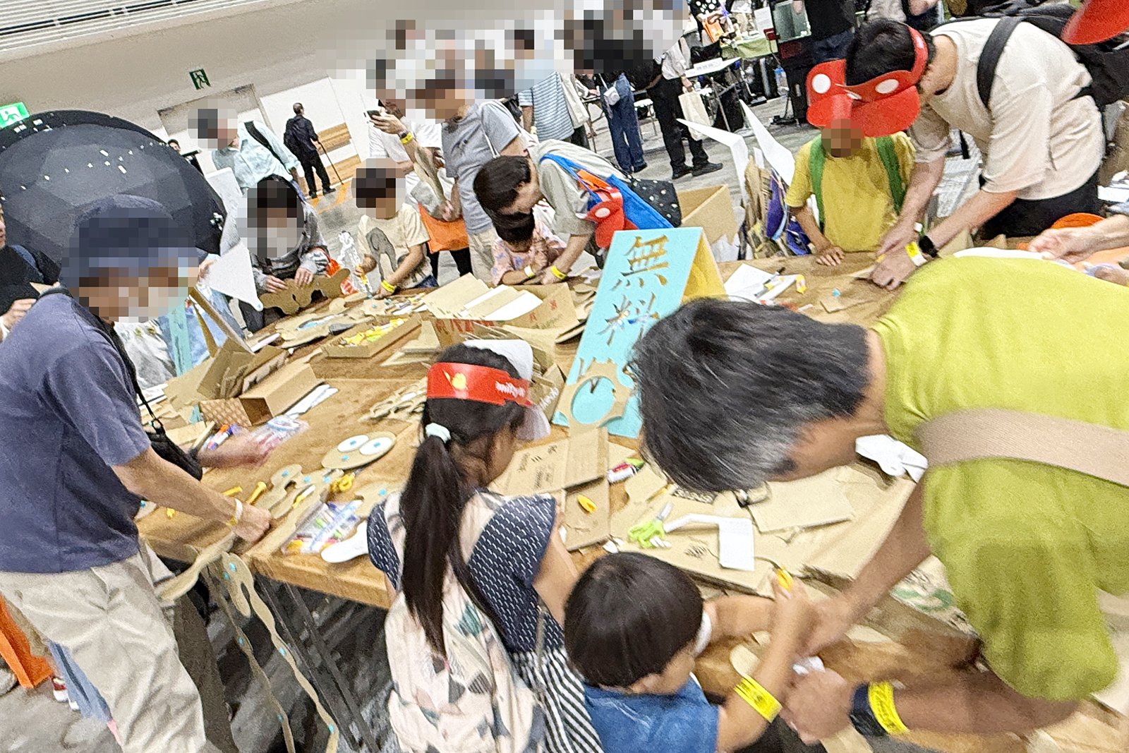 例年大人気のダンボール工作も