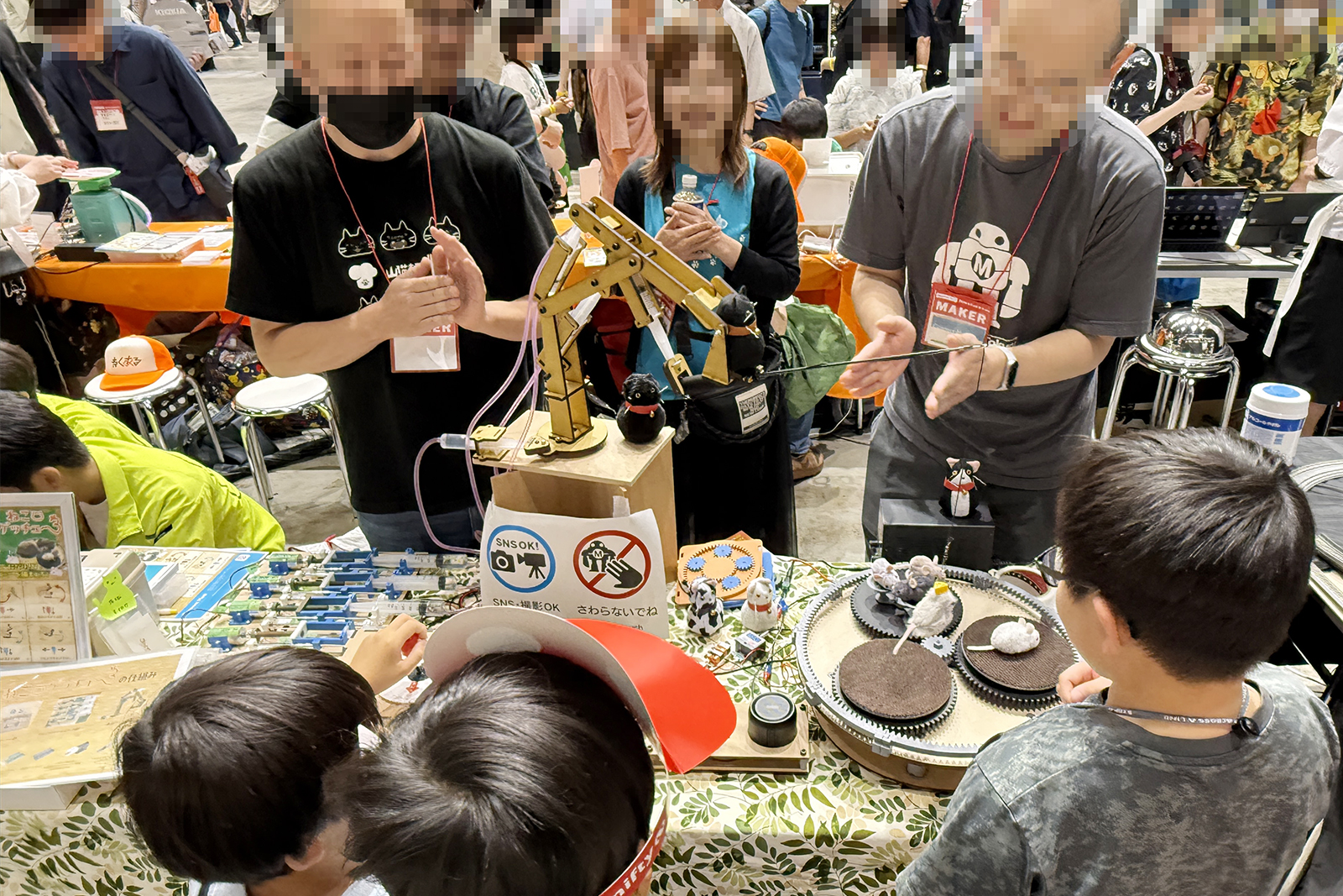 手作りのクレーンゲームに、子供たちの目は釘付け