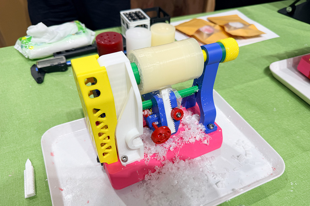 しぶちょー技術研究所では工作キット「おもちゃのせんばん」を展示