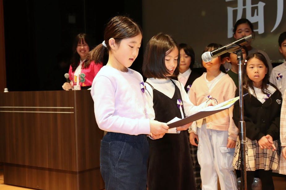 昨年度の全国大会表彰式で「小学生審査員賞」を授与する様子
