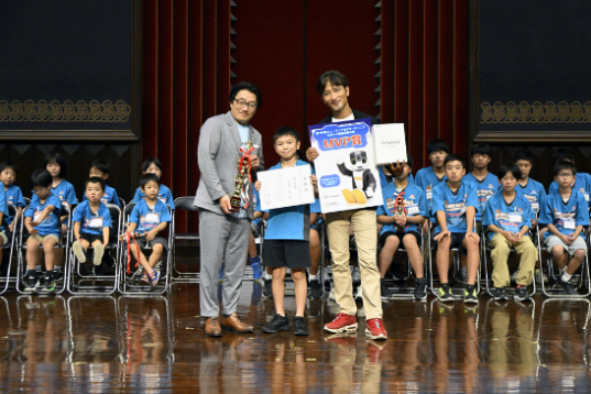 表彰式で笑顔を見せる小舟戸 堅斗さん