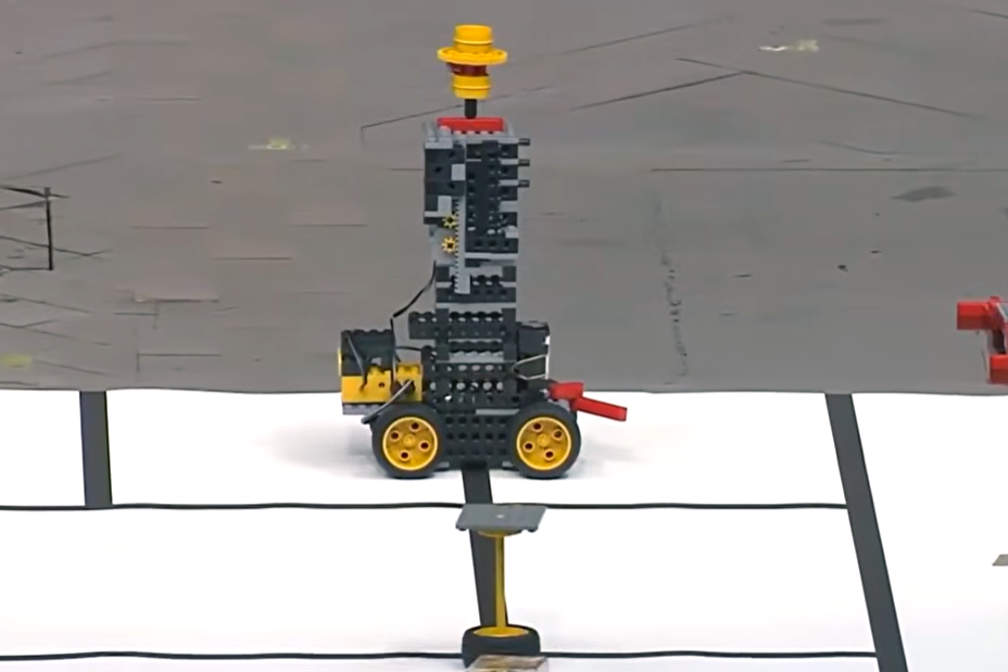 ロボットを走らせながら矢を射る様子