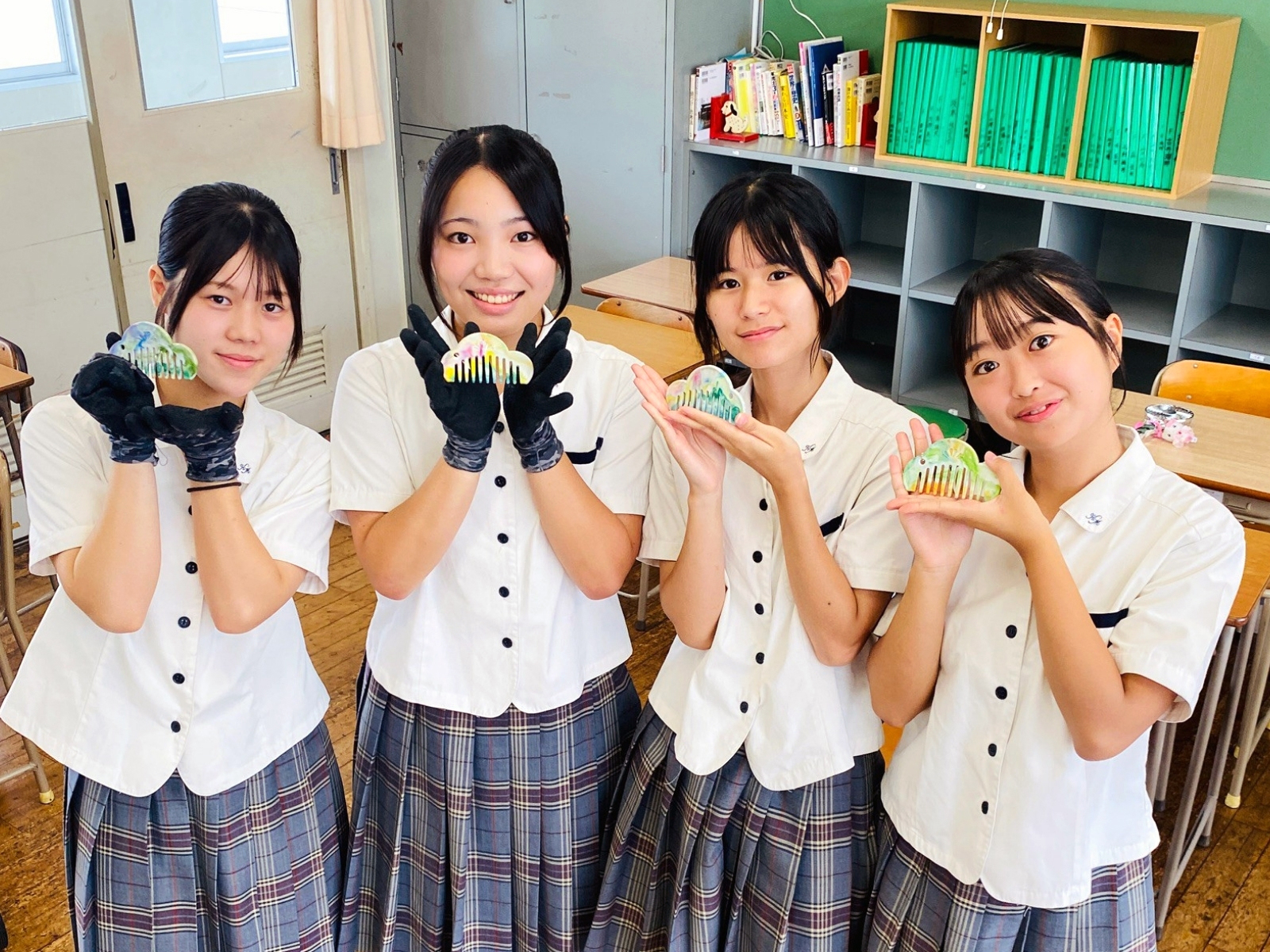 佐賀県立唐津南高等学校の生徒たちが、自分たちでデザインしたくし「Re comb（リコーム）」を廃ペットボトルキャップから製作（出典：特定非営利活動法人唐津Farm&Food、以下同じく）