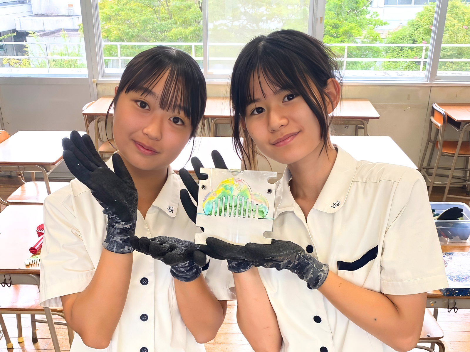金型と成形した「Re comb」を手にする生徒