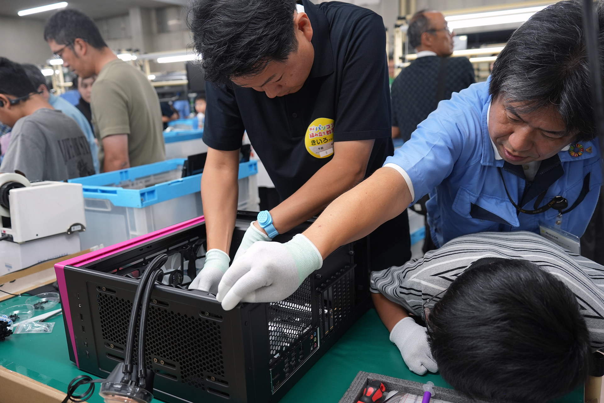 マザーボードの取り付けには、向きや力の入れ方に少しコツが必要