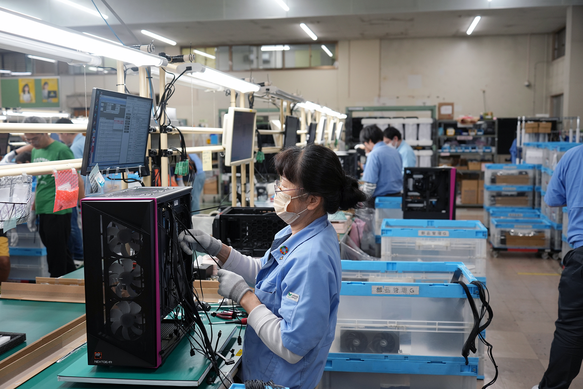同じ作業をしている部屋では、通常製品の組み立て作業も実施