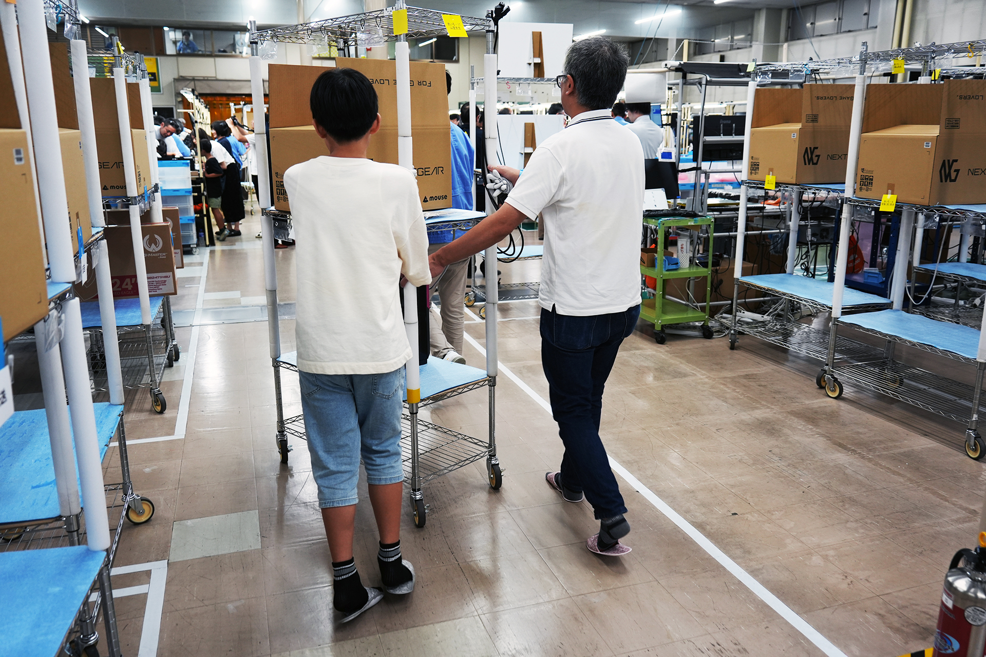 完成したパソコンを専用の台車に載せて動作確認場所に移動
