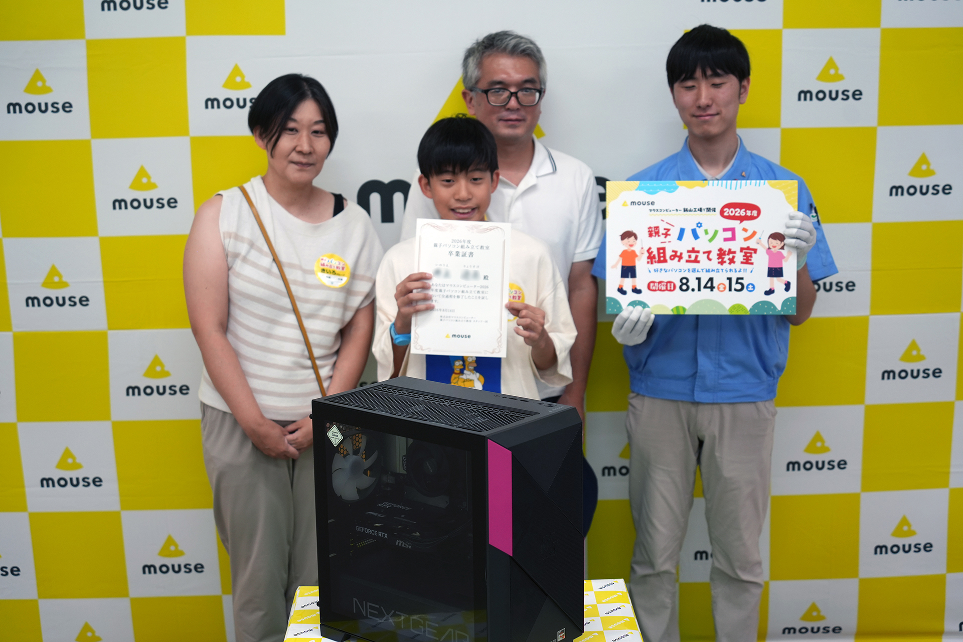 グループで記念撮影。組み立てたのは高性能ビデオカードを搭載するNEXTGEAR JGシリーズ