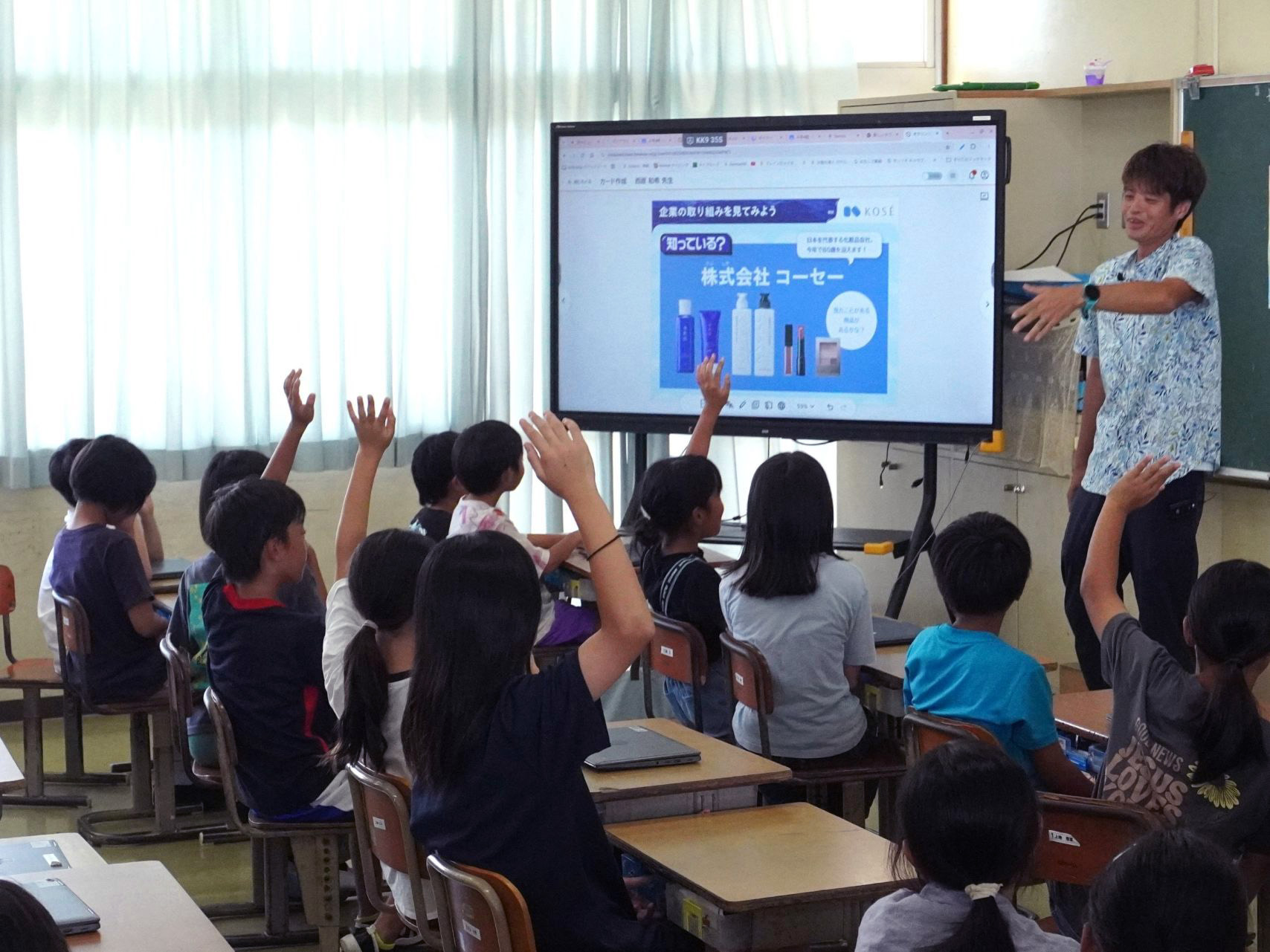 沖縄県豊見城市立とよみ小学校で開催した公開授業の様子（出典：株式会社コーセー、以下同じく）