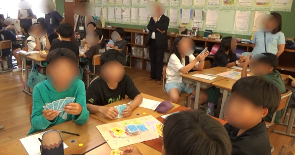 ゲームに取り組みながら対話を重ねる