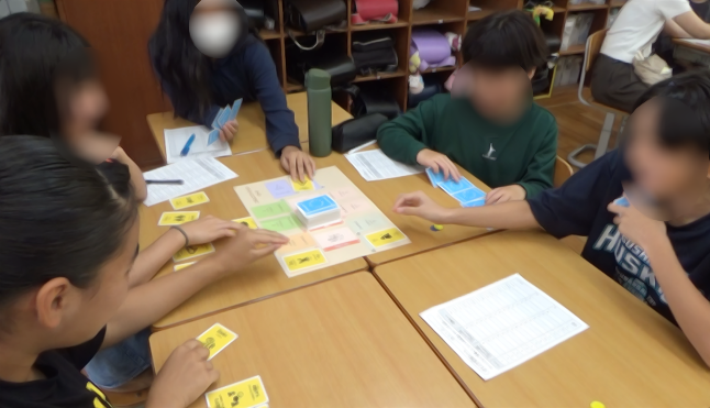 「子ども未来キャリア」のコミュニケーションゲームに取り組む、うるま市立伊波小学校の児童（出典：株式会社イー・ラーニング研究所、以下同じく）